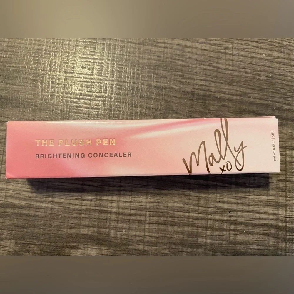 NEW - Mally The Plush Pen Brightening Concealer. Medium.